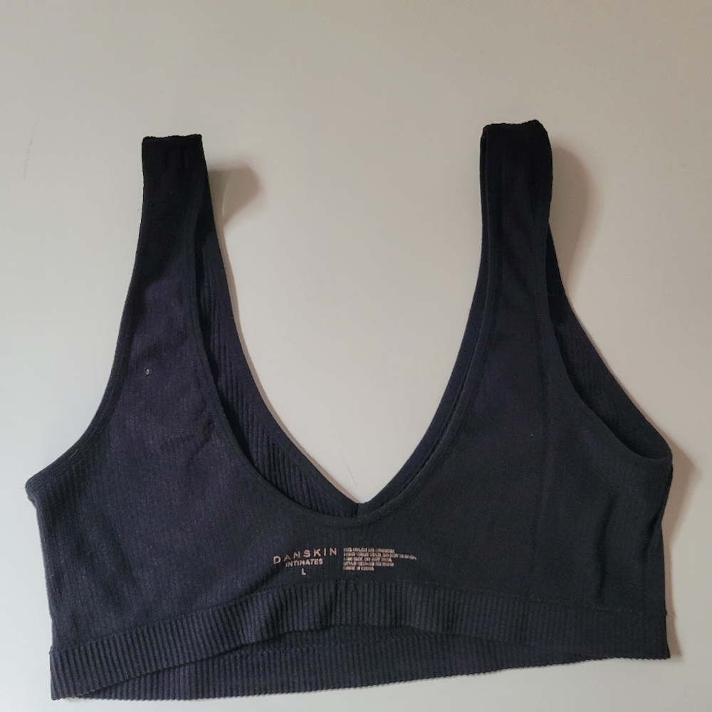 Black Ribbed V-Neck Crop Top - Picture 4 of 9